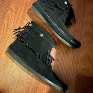 Woman’s minnetonka moccasins boots sz 9